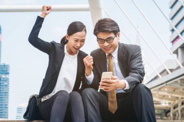 Mutlu iş adamı ve telefon arayan kadın