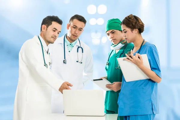 Reunión de personas médicas con computadora portátil — Foto de Stock