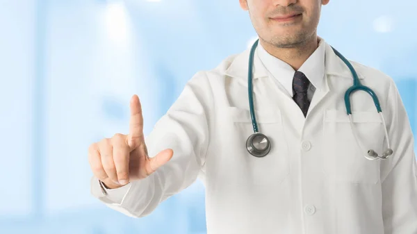 Мужчина-врач указывает пальцем на пространство для копирования . — стоковое фото