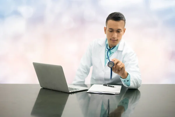 Médico Masculino Trabajando en Escritorio de Oficina en Hospital — Foto de Stock