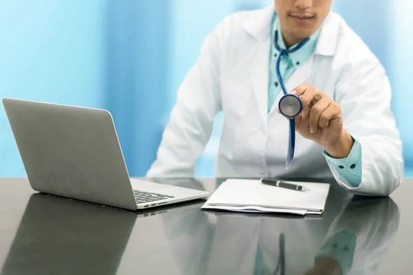 Manliga läkare arbetar på kontor skrivbord på sjukhus — Stockfoto