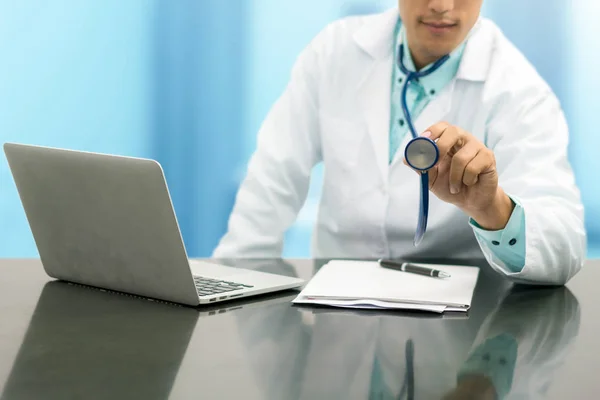 Médico Masculino Trabajando en Escritorio de Oficina en Hospital — Foto de Stock