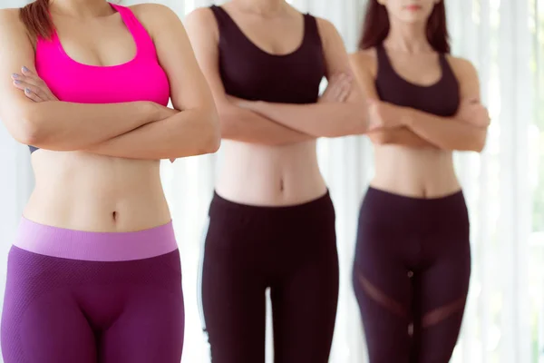 Equipo de mujeres deportivas en gimnasio de fitness —  Fotos de Stock