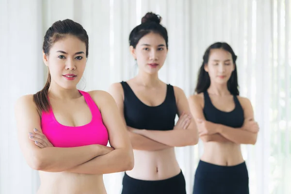 Equipo de mujeres deportivas en gimnasio de fitness —  Fotos de Stock