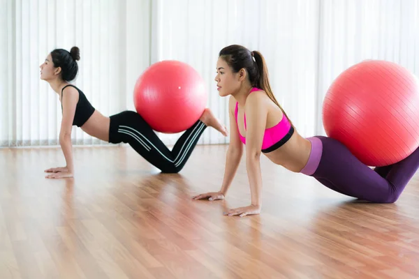 Kvinnor gör övning med fit boll i gym class — Stockfoto