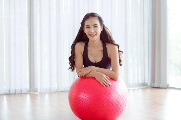 Mujer sana con balón en forma en gimnasio o clase de yoga . —  Fotos de Stock