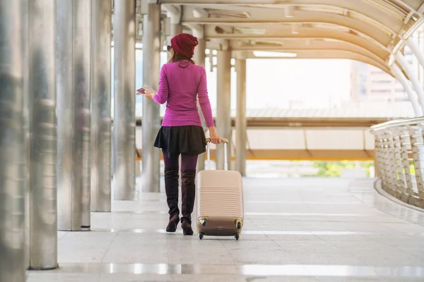 空港の通路で女性旅行者。旅行の概念. — ストック写真
