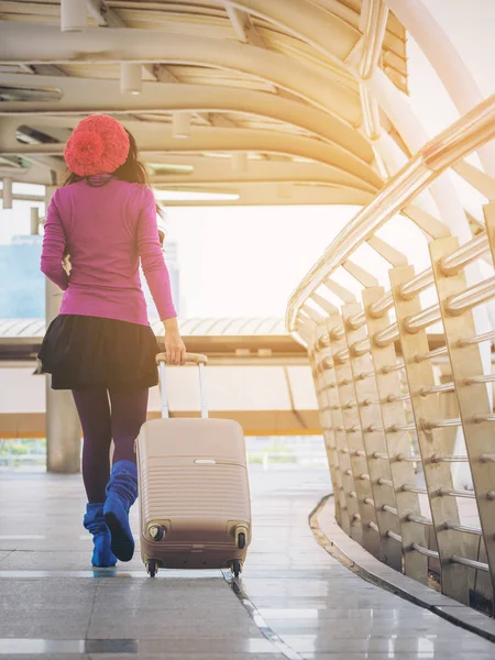空港の通路で女性旅行者。旅行の概念. — ストック写真