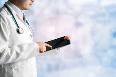 Erkek doktor tablet bilgisayar kullanarak.