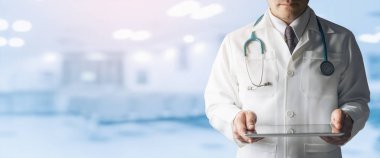 Erkek doktor Holding Tablet bilgisayar