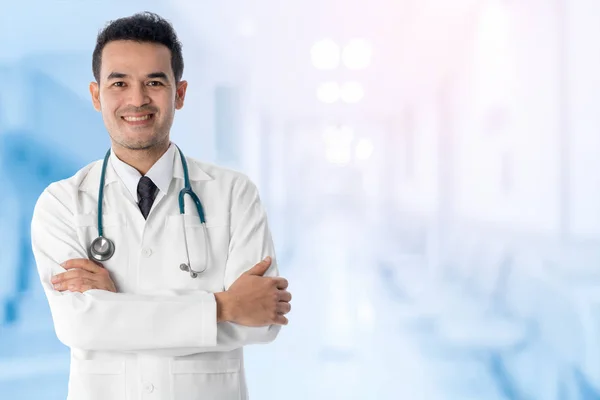 Männlicher Arzt im Krankenhaus — Stockfoto