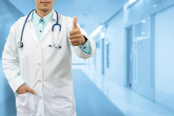 Ο γιατρός δείχνει Thumbs Up χειρονομία — Φωτογραφία Αρχείου