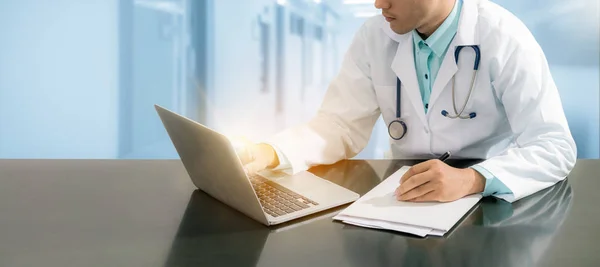 Läkare som arbetar på skrivbord med laptop — Stockfoto