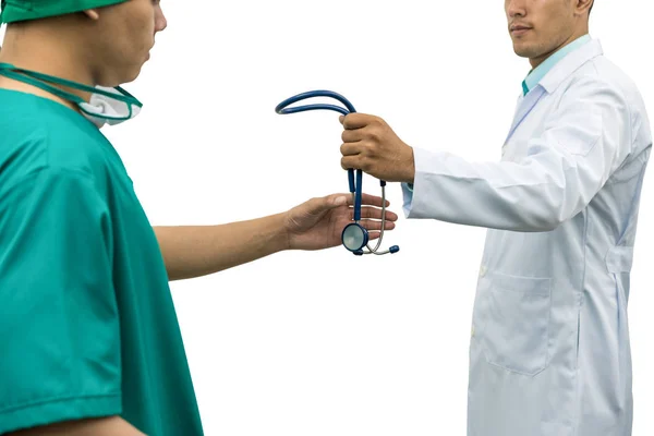 Médico que dá estetoscópio ao cirurgião (Referência ) — Fotografia de Stock