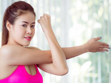 Sportif kadın kol germe yapıyor