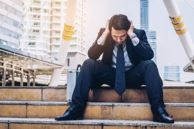 Umutsuz işadamı umutsuzca merdiven yere oturmak