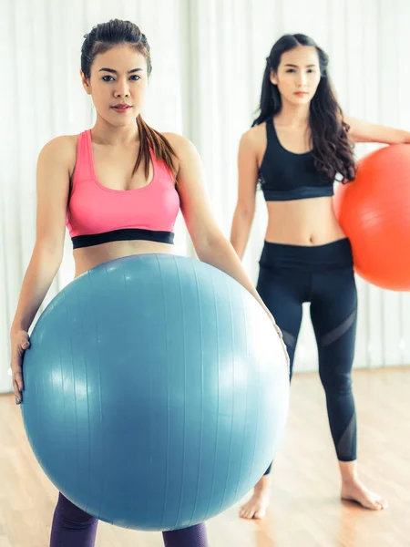 Femmes tenant le ballon de remise en forme dans la salle de gym classe de groupe — Photo