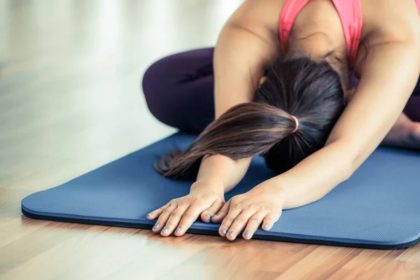 Mujer practicando yoga pose en gimnasio —  Fotos de Stock