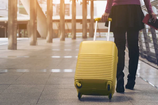 Woman traveller in airport walkway. Travel concept. — Stock Photo, Image