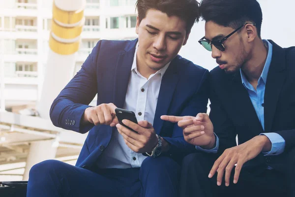 Two business people discuss business affair on mobile phone