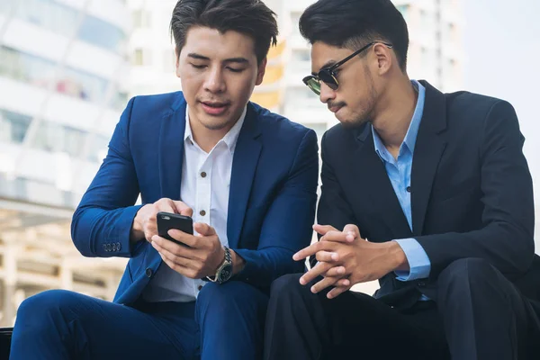 Dois empresários discutem negócios no celular — Fotografia de Stock