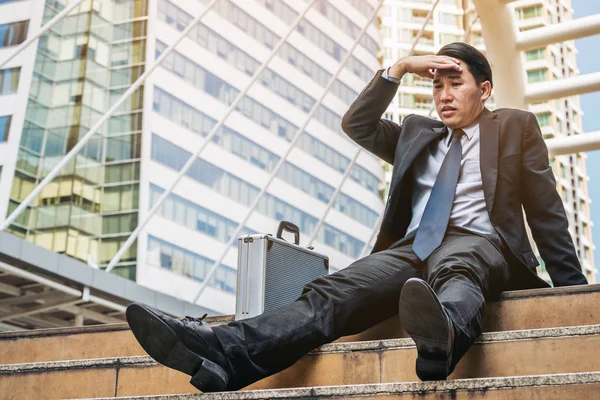 Empresário desesperado sentado desesperadamente no chão da escada — Fotografia de Stock