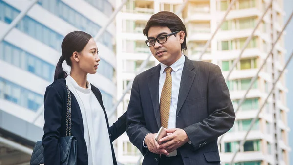 Unglücklicher Geschäftsmann und Geschäftsfrau — Stockfoto