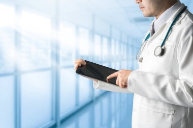 Erkek doktor tablet bilgisayar kullanarak.