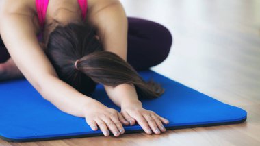 Kadın pratik yoga teşkil spor salonunda