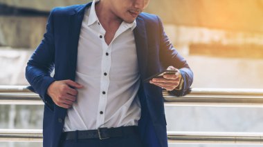 Akıllı telefon kullanan bir iş adamı.