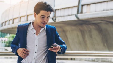 Akıllı telefon kullanan bir iş adamı.