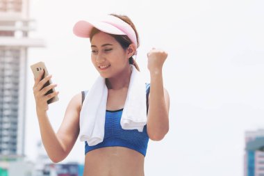 Spor kadın runner Smartphone kullanarak