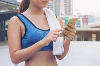 Spor kadın runner Smartphone kullanarak