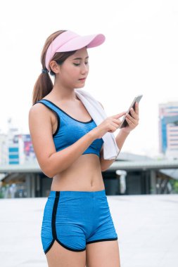 Spor kadın runner Smartphone kullanarak