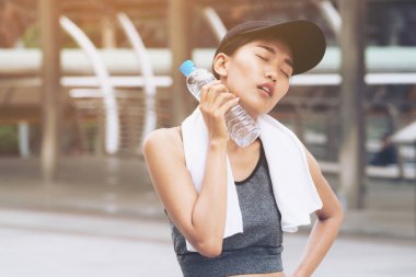 Su şişesi içme ile spor kadın