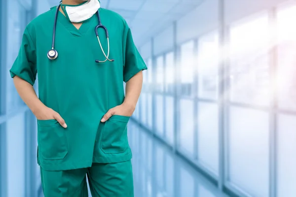 Γιατρός χειρουργός αρσενικό στέκεται στο νοσοκομείο — Φωτογραφία Αρχείου