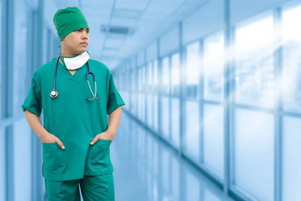 병원 서 있는 남자 외과 의사 — 스톡 사진