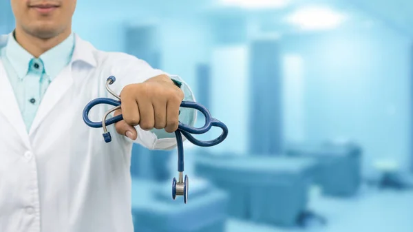 Stetoscopio medico di sesso maschile in ospedale — Foto Stock