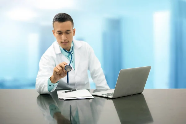 Ärztin arbeitet am Schreibtisch im Krankenhaus — Stockfoto