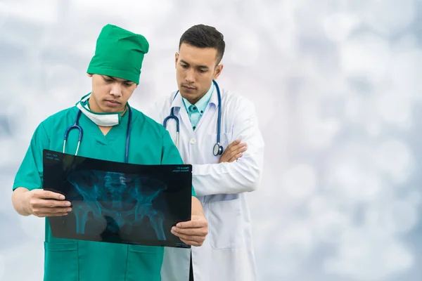 Хирург и врач смотрят рентгеновские снимки . — стоковое фото