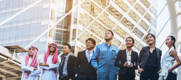 Multikulturní obchodní lidé skupiny stojící v řadě — Stock fotografie