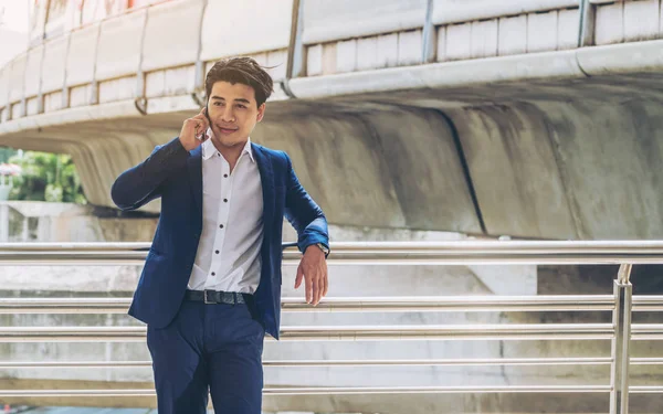 Akıllı telefon kullanan bir iş adamı.
