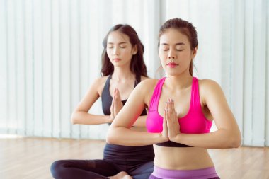 Pratik Yoga kadın fitness beden eğitimi dersinde poz