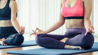 Yoga lotus yapıyor kadın fitness beden eğitimi dersinde poz