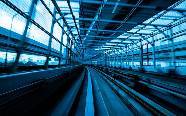 Comboio em movimento na cidade ferroviária com borrão de movimento — Fotografia de Stock