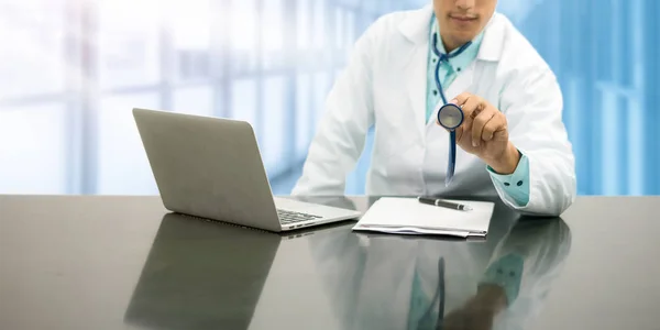 Médico Masculino Trabajando en Escritorio de Oficina en Hospital — Foto de Stock