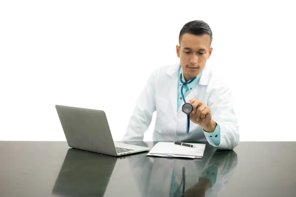 Imagem isolada de médico masculino apontando estetoscópio no espaço de cópia — Fotografia de Stock