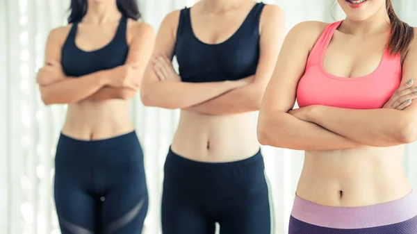 Sportliches Damenteam im Fitnessstudio — Stockfoto