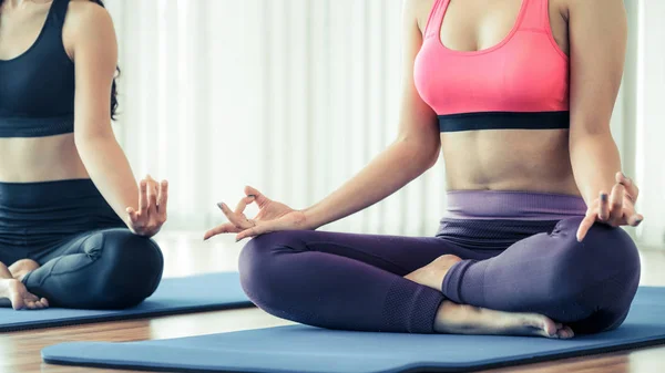 Frauen posieren im Fitnessstudio für Yoga-Lotus — Stockfoto