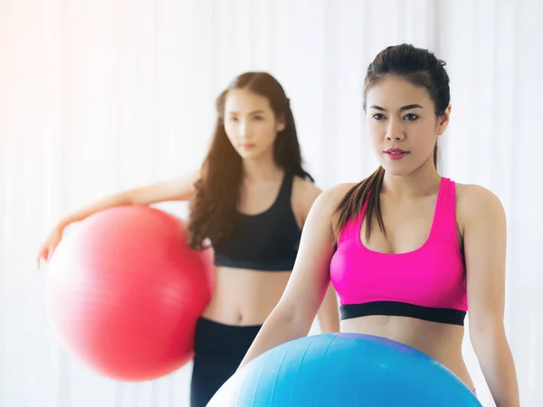 Women holding fit ball in fitness gym group class — Stock Photo, Image